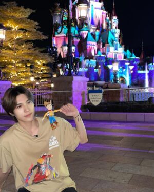 Hendery Instagram - Hong Kong Disneyland #woody 😆