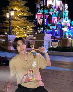 Hendery Instagram - Hong Kong Disneyland #woody 😆