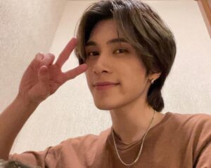 Hendery Instagram - FM 香港站！！！大家的尖叫聲真的特別厲害👍回去的時候買點潤喉糖🥰🥰🥰今天也是開心的一天 希望我們能成為大家的特別記憶💚