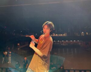 Hendery Instagram - FM 香港站！！！大家的尖叫聲真的特別厲害👍回去的時候買點潤喉糖🥰🥰🥰今天也是開心的一天 希望我們能成為大家的特別記憶💚