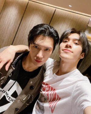 Hendery Instagram - ถึงแม้ว่าจะเป็นเวลาสั้น ๆ  แต่ก็ดีใจมาก ๆ ครับที่ได้เจอกับทุกคน
Are you having a good night? 💚