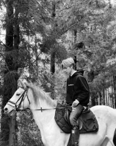 Hendery Instagram - I'm gonna take my horse to the old town road