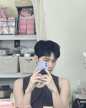 Hendery Instagram - 🤨