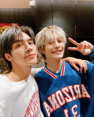 Hendery Instagram - ถึงแม้ว่าจะเป็นเวลาสั้น ๆ  แต่ก็ดีใจมาก ๆ ครับที่ได้เจอกับทุกคน
Are you having a good night? 💚