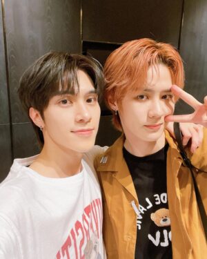 Hendery Instagram - ถึงแม้ว่าจะเป็นเวลาสั้น ๆ  แต่ก็ดีใจมาก ๆ ครับที่ได้เจอกับทุกคน
Are you having a good night? 💚