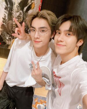 Hendery Instagram - ถึงแม้ว่าจะเป็นเวลาสั้น ๆ  แต่ก็ดีใจมาก ๆ ครับที่ได้เจอกับทุกคน
Are you having a good night? 💚