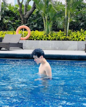 Hendery Instagram - 🏊‍♂️🏊‍♂️🏊‍♂️☺️