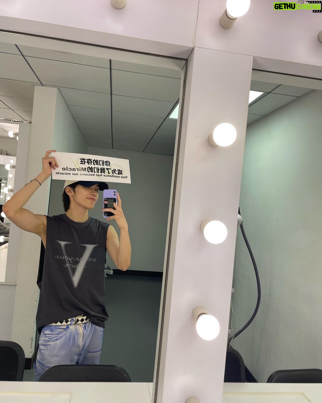 Hendery Instagram - i think we had a great time in Macau 8/12 8/13 we won’t forget about it 🥹hope everyone can stay safe and stay healthy 💚love u💚 (ps:Ten said he likes the 단체 사진so much so post it on Internetㅋㅋㅋㅋ)