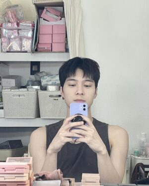 Hendery Instagram - 🤨