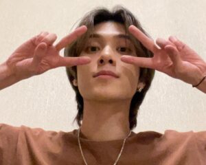 Hendery Instagram - FM 香港站！！！大家的尖叫聲真的特別厲害👍回去的時候買點潤喉糖🥰🥰🥰今天也是開心的一天 希望我們能成為大家的特別記憶💚