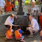 Hendrik Streeck Instagram - Ich durfte dieses Jahr Ehrengast bei „Pützchens Markt hilft e.V“ sein und einen Tag mit Heimkindern, Behinderten und Schwerstbehinderten auf dem Markt verbringen, wo sie kostenlos die Fahrgeschäfte benutzen durften. Der Rundgang begann mit dem kirchlichen Beistand am „Pützchen“, wo wir uns traditionsgemäß die Augen wuschen. Am Ende durfte ich einen Scheck an den Verein für körper- und mehrfachbehinderte Menschen übergeben. Was für eine tolle Aktion der Schausteller aus Bonn und Umgebung! Vielen Dank, dass ich dabei sein durfte! #pützchenhilft #pützchensmarkt #pützchensmarkthilft