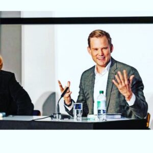 Hendrik Streeck Instagram - Wissenschaft ist für mich nicht nur Forschen und Erkenntnisgewinn. Genauso wichtig ist das Wissen gut verständlich zu kommunizieren und andere dafür zu begeistern.  Beim @literaturherbst in Göttingen ging es um „unser Immunsystem“ , wie wir es stärken können und wie eine Impfung funktioniert. Das Interesse war groß und es hat Spaß gemacht meine Begeisterung für die Wissenschaft teilen zu dürfen!