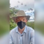 Hendrik Streeck Instagram - Kontinentensprung: Mittlerweile in PHOTHARAM, Thailand, um eine der größten Fledermauspopulationen zu besuchen. Eine Stunde lang fliegen hier abends die Fledermäuse raus. Wir durften direkt an der Höhle sein. Was kann da schon schiefgehen? 🙄 Die Maske trage ich übrigens wegen des ganzen Fledermauskots und der möglichen Pilze! Amphoe Photharam, Ratchaburi, Thailand
