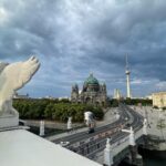 Hendrik Streeck Instagram - #Bertelsmannparty 2023. was für ein schönes Event in Berlin. Danke für die Einladung Bertelsmann-Repräsentanz