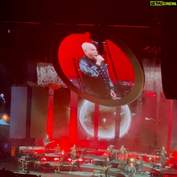 Hendrik Streeck Instagram - Peter Gabriel in der @lanxessarena in Köln! Was für ein super Konzert und eine tolle Atmosphäre! 🙏🏻 Die meisten Hits sind aus meinem Geburtsjahr 😅 aber immer noch klasse!