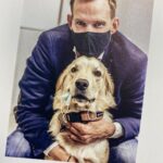 Hendrik Streeck Instagram - Die Maske, die ich für das Foto tragen wollte hat sich kurzerhand Sam geschnappt. Ein schöner Schnappschuss im wirklich interessanten Buch #behindthemask von @marcel.gregory.s 🙏🏻 #goldenretriever #goldenretrieverlover #goldenretrieveroftheday #goldenretrieverlife #goldenretrieverlove