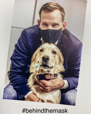 Hendrik Streeck Instagram - Die Maske, die ich für das Foto tragen wollte hat sich kurzerhand Sam geschnappt. Ein schöner Schnappschuss im wirklich interessanten Buch #behindthemask von @marcel.gregory.s 🙏🏻

#goldenretriever
#goldenretrieverlover
#goldenretrieveroftheday
#goldenretrieverlife
#goldenretrieverlove