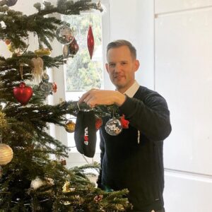 Hendrik Streeck Instagram - Auch wenn es ein anderes Weihnachten sein wird, einfach mal Maske ablegen und die Zeit genießen. Ich wünsche allen gesegnete Weihnachten 🎄