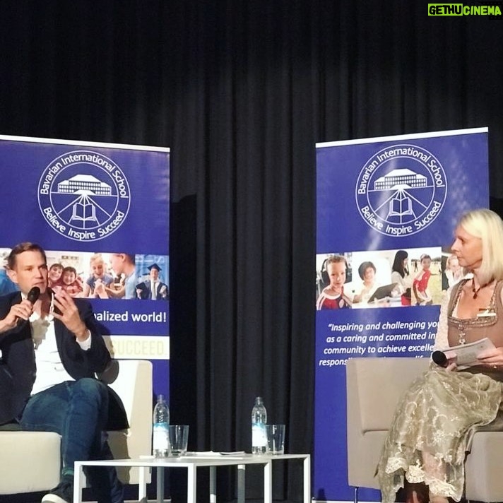 Hendrik Streeck Instagram - Interesting and sharp discussions with students of the @bavarian_international_school on measures, justifications and issues during the COVID19 pandemic Bavarian International School