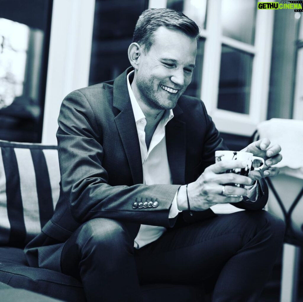 Hendrik Streeck Instagram - Kaffeepause mit @andreaszitt. Danke für die Fotos!
