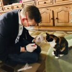 Hendrik Streeck Instagram - usammen mit der @HygieneBonn in #Heinsberg um den #SARSCoV2 Ausbruch zu erforschen. Super Mitarbeit, auch von den Katzen! #coronavirus #covid19 #coronavirusupdate Gangelt
