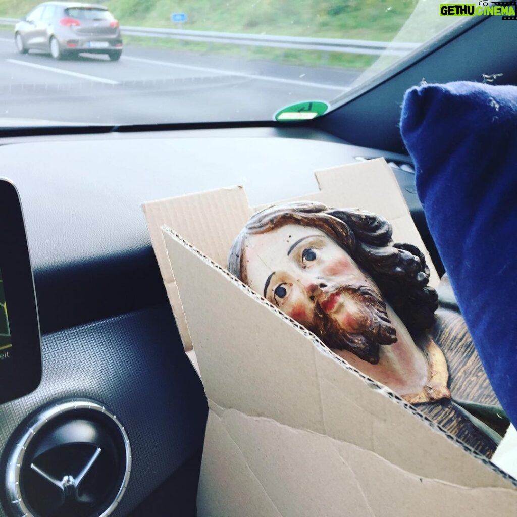 Hendrik Streeck Instagram - Der heilige Rochus ist heute mein ganz besonderer Beifahrer bei meinem Umzug nach Bonn!😊🎊