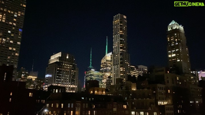 Henny Russell Instagram - Gorgeous #HarvestMoon 🌕 Sooooo bright! New York City