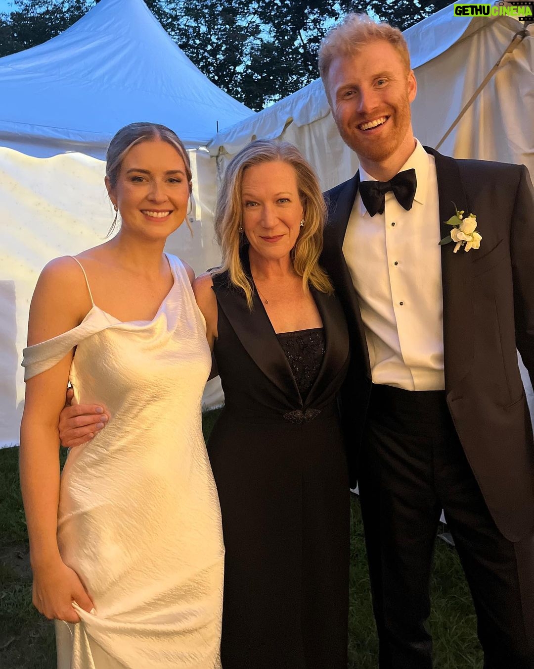 Henny Russell - 476 Likes - The gorgeous bride & groom! 🥂