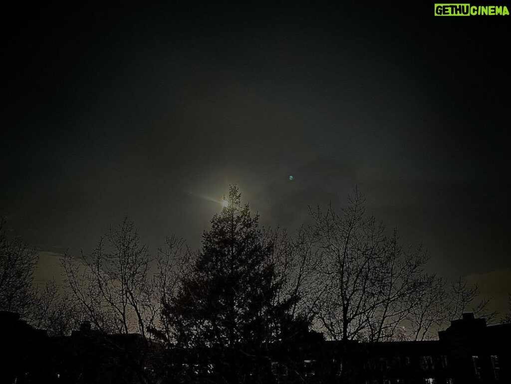 Henny Russell Instagram - Beautiful moon.