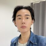 Heo Ji-woong Instagram - 밖에 비가 내리는데 들고 가야할 짐이 너무 많다며 우산을 가지고 나가지 않기로 결정한 사람이 있습니다. 이웃이 말렸지만 그는 끝내 그렇게 했습니다. 결국 그는 비에 흠뻑 젖었습니다. 그는 너무 젖었다며 이웃에게 불평을 늘어놓았습니다. 이웃은 놀랐습니다. 비가 이렇게 내리는데 우산을 쓰지 않기로 하고서는 젖을 걸 애초에 예상하지 못했다는 말인가. 그럼 무슨 요행이라도 생겨서 우산을 쓰지 않고도 젖지 않기를 기대했다는 말인가. 비가 오는 날 우산을 쓰지 않기로 결정했다면 물을 뒤집어 쓰는 건 당연한 일입니다. 놀라운 일이 아니지요. 우리는 가끔 그렇습니다. 발등을 찍어놓고 아프다고 하거나 놀라는 일 말입니다. 인간이라 그렇습니다. 누구나 예상할 수 있는 혼란을 선택하고서는 혼돈에 허물어지고 방황하기보다 실수를 인정하고 마음을 다스려 다음 일을 모색해야 주저앉지 않을 수 있습니다. 빗길에 무턱대고 나섰다면 망연자실할 시간에 비를 피할 곳을 찾고 그런 이웃을 말리지 못했다면 어리석다 탓할 시간에 우산을 나누어 함께 걸어가야 하겠습니다. #허지웅쇼 #sbs라디오 @woongshow103.5