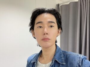 Heo Ji-woong Instagram - 밖에 비가 내리는데 들고 가야할 짐이 너무 많다며
우산을 가지고 나가지 않기로 결정한 사람이 있습니다.
이웃이 말렸지만 그는 끝내 그렇게 했습니다. 
결국 그는 비에 흠뻑 젖었습니다. 
그는 너무 젖었다며 이웃에게 불평을 늘어놓았습니다. 
이웃은 놀랐습니다.
비가 이렇게 내리는데 우산을 쓰지 않기로 하고서는 젖을 걸 애초에 예상하지 못했다는 말인가. 
그럼 무슨 요행이라도 생겨서 우산을 쓰지 않고도 젖지 않기를 기대했다는 말인가. 
비가 오는 날 우산을 쓰지 않기로 결정했다면 
물을 뒤집어 쓰는 건 당연한 일입니다. 놀라운 일이 아니지요.
우리는 가끔 그렇습니다.
발등을 찍어놓고 아프다고 하거나 놀라는 일 말입니다. 
인간이라 그렇습니다. 
누구나 예상할 수 있는 혼란을 선택하고서는 혼돈에 허물어지고 방황하기보다 
실수를 인정하고 마음을 다스려 다음 일을 모색해야 주저앉지 않을 수 있습니다. 
빗길에 무턱대고 나섰다면 망연자실할 시간에 비를 피할 곳을 찾고
그런 이웃을 말리지 못했다면 어리석다 탓할 시간에 우산을 나누어 함께 걸어가야 하겠습니다. #허지웅쇼 #sbs라디오 @woongshow103.5