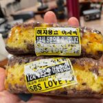 Heo Ji-woong Instagram - 어렸을 때 일입니다. 어머니는 제게 장보는 심부름을 자주 시켰습니다. 계산하는 방법을 훈련시키려는 목적이었을 겁니다. 수퍼는 코앞에 있었습니다. 아파트를 벗어나면 상가가 있고 상가의 지하에 큰 수퍼가 있습니다. 5000원짜리 지폐를 받아들었습니다. 한번 접고, 다시 한번 접으니 작은 사각형이 되었습니다. 저는 그걸 바지 뒷주머니에 집어 넣고 집을 나섰습니다. 계산을 하기 위해 지폐를 꺼내던 순간이 기억납니다. 주머니에는 돈이 없었습니다. 아마 그때까지 인생에 있어 최대의 위기였을 겁니다. 이 돈이 없으면 집에서 쫒겨나거나 최소한 크게 혼이 날거라고 생각했습니다. 집에서 수퍼까지 가는 길을 되짚어 바닥에 돈이 있지 않나 찾아보았습니다. 그렇게 몇번을 되돌아갔는지 모르겠습니다. 날은 어두워지고 가로등이 켜졌지만 지폐는 여전히 보이지 않았습니다. 결국 어머니가 찾으러 나왔어요. 어머니를 발견한 순간 저는 울음을 터뜨렸습니다. 이후의 다른 건 기억에 없습니다. 하지만 잃어버린 지폐를 찾고 있었다는 말을 듣고 괜찮다고 대답하는 어머니의 음성만은 여태 제 마음 속에 남아있습니다. 무언가를 영영 잃어버려 찾아 헤매고 있는 분들이 계시나요. 어떻게 하면 그걸 잃지 않을 수 있었을까 시간을 되돌려 상상하며 잠을 이루지 못하고 있는 분이 계시나요. 그렇다면, 괜찮다고 말씀드리고 싶습니다. 지금 이 순간, 우리에게 중요한 건 이미 잃어버려 사라진 것이 아니라 마음을 수습하고 다음을 준비하는 일입니다. #허지웅쇼 #sbs라디오