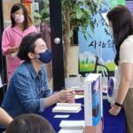 Heo Ji-woong Instagram - 대구 독자 사인회 잘 마치고 돌아왔습니다. 좋은 이야기를 사인과 함께 써달라고 요청하시는 분들이 있습니다. 그럴 때 저는 반드시 지금 어떤 상황인지 물어봅니다. 누구에게나 똑같이 쓸 수 있는 덕담이란 대량으로 찍어낸 매대 위의 부적처럼 언뜻 보기에 그럴싸해보여도 사실 쓸모를 찾을 수 없는 것이기 때문입니다. 대구는 그런 고민들의 결이 확실히 젊고 역동적입니다. 오랜만에 찾았는데 늘 인상깊습니다. 이전 작품들을 모두 챙겨온 분들도 많았습니다. 하나하나의 사연과 이야기들이 동성로의 활기와 함께 가슴에 남았습니다. 고맙습니다. 이번 주말 교보문고 강남점에서 뵙겠습니다. #최소한의이웃