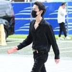 Heo Ji-woong Instagram - 교보 광화문점 사인회 잘 마쳤습니다. 이번에는 사인하고 사진찍는 것보다 더 많이 듣고 나누려 노력을 했습니다. 중간중간 몇번 울컥했습니다. 일찍부터 기다린 분들, 일본에서, 미국에서, 지방에서 어렵게 오신 분들에게 죄송했습니다. 제가 뭐라고. 사인회 때문에 한국에 왔다가 바로 공항으로 간다는 분은 차로 데려다 드리고 싶었습니다. 작가가 되고 싶은 중학생 소녀부터 소리를 듣지는 못하지만 제 입모양을 읽어주셨던 분, 손자 손을 잡고 아들의 책을 사러 오셨다는 여든살의 어르신까지 모두 다 가슴에 남았습니다. 여러분이 왜 제게 고마워하는지 잘 모르겠습니다. 제가 고맙습니다. 덕분에 스무해 전의 다짐을 새롭게 떠올렸습니다. 버티고 버티어 마지막 순간까지 멈추지 않고 쓰겠습니다. 고맙습니다. #최소한의이웃