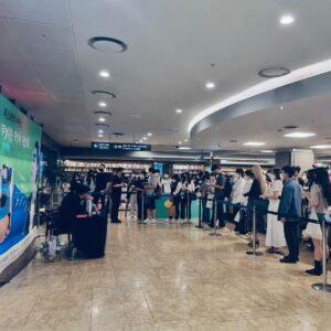 Heo Ji-woong Instagram - 교보 광화문점 사인회 잘 마쳤습니다. 이번에는 사인하고 사진찍는 것보다 더 많이 듣고 나누려 노력을 했습니다. 중간중간 몇번 울컥했습니다. 일찍부터 기다린 분들, 일본에서, 미국에서, 지방에서 어렵게 오신 분들에게 죄송했습니다. 제가 뭐라고. 사인회 때문에 한국에 왔다가 바로 공항으로 간다는 분은 차로 데려다 드리고 싶었습니다. 작가가 되고 싶은 중학생 소녀부터 소리를 듣지는 못하지만 제 입모양을 읽어주셨던 분, 손자 손을 잡고 아들의 책을 사러 오셨다는 여든살의 어르신까지 모두 다 가슴에 남았습니다. 여러분이 왜 제게 고마워하는지 잘 모르겠습니다. 제가 고맙습니다. 덕분에 스무해 전의 다짐을 새롭게 떠올렸습니다. 버티고 버티어 마지막 순간까지 멈추지 않고 쓰겠습니다. 고맙습니다. #최소한의이웃