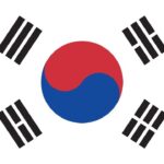 Heo Ji-woong Instagram - 해방을 맞은 우리가 정부를 구성하자마자 가장 먼저 떠올린 것. 친일반민족행위자를 처벌하는 것이었습니다. 헌법을 만들면서 친일파 처벌에 관한 특별법을 제정할 수 있다는 조항을 두었고, 같은 해 곧바로 실행에 옮겼습니다. 반민족행위처벌법입니다. 그렇게 출범한 반민특위, 반민족행위특별조사위원회는 많은 이들의 기대와 응원과 함께했습니다. 하지만 친일 세력이 다시 구심점을 찾고 반격하기까지 오랜 시간이 걸리지 않았습니다. 대통령의 지시 아래 ‘우리’ 경찰들이 ‘우리’ 반민특위 청사를 습격했습니다. 이들은 조사관들을 폭행하고 소중한 자료들을 강탈했습니다. 1949년 6월 6일 아침의 일입니다. 반민특위 습격사건으로 기록된 이 사건에 의해 실질적인 특위 활동은 중단되었습니다. 몰락은 더 이상 새삼스럽지 않았습니다. 대통령은 외신에 직접 지시한 일이라고 자랑했습니다. 결국 사회에 불안을 조성한다는 이유로 반민특위는 허망하게 해체되었습니다. 반민족행위처벌법 또한 폐지되어 친일파를 처벌할 수 있는 수단도 사라졌습니다. 6월 6일 현충일. 국가장 기간과 더불어 유일하게 국기를 조기로 달아야 한다 규정하고 있는 날이지요. 우리 공동체를 지키기 위해 희생한 모든 분들을 기억하고 감사하는 오늘 이 중요한 하루. 함께 떠올려봅니다. 49년 6월 6일의 아침과 그날 사라진 것들에 관해. #허지웅쇼 #오프닝 #sbs라디오