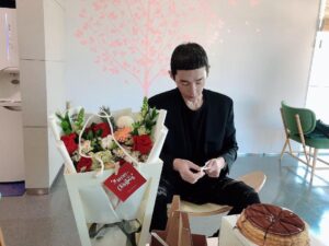 Heo Ji-woong Instagram - 서른 네번째 생일입니다. 늘 건강하고 평안하세요 :)