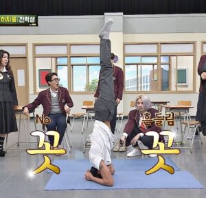 Heo Ji-woong Instagram - 사과는 낮을수록 좋습니다. 상대가 친구든 동생이든 누나든 선배든 애든 어른이든 상관없습니다. 연극적으로 머리를 바닥에 찧고 뒹구르라는 의미가 아닙니다(예시 사진). 내가 할 수 있는 가장 겸허한 자세와 언어로 사과하면 됩니다. 자존감이 높아서 사과가 어렵다는 말은 좀 이상합니다. 가능한 가장 낮은 자세로 사과할 수 있는 사람이란, 사과를 한다고 해서 나라는 사람의 가치와 본질이 상하지 않는다는 걸 이해하는 자입니다. 그만큼 스스로를 알고 신뢰하는 겁니다. 사과하는 중에도 자기 모양새가 신경 쓰이고 시선이 두렵고 내가 누군지 아냐는 말을 하고 싶어 입이 간지럽다면 그건 진심이 아니거나 타인이 입은 피해가 어떻든 내 자신이 더 안쓰러워 견딜 수 없기 때문입니다.