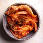 Heo Ji-woong Instagram – 김장철을 맞아 분주한 분들이 많지요. 
전에는 김장철이라 했을 때 어머니 옆에서 하나 더 얻어먹으려던 어린 시절이 떠올랐지만
최근 몇년 간은 중국의 요란스런 김치공정이 먼저 떠오르는 것 같아 아쉽습니다. 
김치가 중국의 파오차이를 도둑질 했다는 건 
파오차이가 국제표준화기구 ISO의 인가를 받아 세계가 인정하는 사실이라 주장하고 있지요. 
하지만 ISO문서에는 파오차이의 식품규격이 김치에 적용되지 않는다고 정확히 명시되어 있습니다.
중국 언론은 이런 내용을 독자들에게 알리지 않습니다. 
결국 중국의 각종 역사, 문화 관련 공정은 내수용입니다. 
역사를, 문화를 도둑질당했다며 애꿎은 이웃에게 화가 나 있는 민중은 당과 국가에 불만을 품지 않습니다.
당의 요구에 따라 쉽고 편하게 통제될 수 있습니다. 
최근 당대회를 통해 시진핑 주석이 세번째 연임에 성공했지요. 
그냥 연임이 아닙니다. 종래 세개의 파벌이 권력을 나누어 나름의 균형을 이루던 중국 공산당은 없습니다.
상하이방과 공청단을 제거하고 이제 시진핑 혼자만이 남았습니다. 
과거 북한의 김일성이 8월 종파사건을 통해 그러했듯, 이제 시진핑도 사실상 왕이 되었습니다. 
더욱 거칠 것이 없어진 시진핑의 중국은 과연 어디로 갈까요.

#허지웅쇼 #sbs라디오