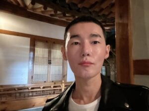 Heo Ji-woong Instagram - 종로 무계원에 역사 강연하러 와서 대기 중입니다. 여기 너무 좋네요. #한옥살롱