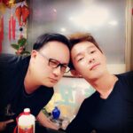 Heo Ji-woong Instagram – 풍경도 시계도 앞으로 가는데 왜 마음은 늘 뒤로 가는지.
다시, 해철이형 기일이네요. 오늘이 8주기입니다. 
소식을 듣고 황망한 마음으로 달려갔을 때. 
형이 몇시간 전에 잠시 의식이 돌아왔었고
저를 찾았다는 매니저님의 말씀에 
왜 나는 이 밤이 되어서야 여기를 왔을까. 
그 몇시간만 조금 더 일찍 왔더라면 얼마나 좋았을까. 
아니다, 어차피 일어날테니까. 할말 있으면 그때 하면 되니까.
생각하며 아무짝에도 쓸모없이 형 옆에 그저 앉아만 있었던. 
그날이 떠오릅니다. 
형은 다 보고 있을까요.
괜히 한번 하늘을 올려다 봅니다. 

#허지웅쇼 #sbs라디오