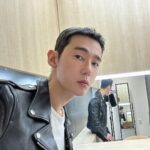 Heo Ji-woong Instagram – -속 시원한 사이다를 바라는 사람들이 많은 때에 반대되는 이야기가 책에 자주 등장하는 이유가 무엇인가요. 

-정체성 과잉의 시대이기 때문입니다. 주변의 사건 사고들을 둘러 봅시다. 자기가 명백하게 잘못해놓고 별안간 왼쪽과 오른쪽의 진영문제로 포장합니다. 자기가 망언을 해놓고 야권과 여권이 바라보는 서로 다른 역사관 때문이라고 주장합니다. 자기가 잘못해놓고 세대갈등 때문이라 말하거나 계급과 권력의 문제로 바꾸어놓습니다. 사과와 해명을 기다리고 있는데 별안간 큰소리로 공부를 좀 하라거나 조작된 것이라며 논란을 키우기도 합니다. 사과 한번으로 끝날 모든 잡다한 문제들, 시비를 가려 책임을 다하면 금방 진화될 해프닝이 정체성 대결로 환원되어 쏟아지고 사람들을 지치게 만듭니다. 바보 같은 짓을 저질러놓고 내가 보수, 혹은 진보라서 너희들이 내게 이런다는 말에 대해 우리는 헛소리라고 무시할 수 있었습니다. 과거에는 말입니다. 이제는 더 이상 그렇지 않습니다. 정체성이라는 크고 거대한 말 뒤로 숨어 자기 책임을 회피하는 일이 너무 쉽고 간편해졌습니다. 동의하지 않는 모두가 틀렸거나 가해자이고 나와 내 편만이 온전한 피해자이며 옳다고 떠드는 사이 사건의 실체는 실종되고 말잔치만 남습니다. 

책에서 예수의 선한 사마리아 사람 비유를 중요히게 언급한 건 그 때문입니다. 내 편이라고 생각한 사람들은 나를 돕지 않았는데, 결코 내 편이라 생각할 수 없었던 천한 자가 나를 도왔을 때. 그 가운데 당신의 이웃은 누구냐는 질문입니다. 당연히 후자이겠지요. 우리 또한 정체성 논리에 과몰입하여 니편 내편으로 사람을 성급하게 판단하며 구분하지 않고, 맑고 직관적인 눈으로 삶을 대하자는 것입니다. (‘최소한의 이웃’ 교보 인터뷰 중에서)#최소한의이웃