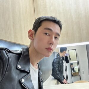 Heo Ji-woong Instagram - -속 시원한 사이다를 바라는 사람들이 많은 때에 반대되는 이야기가 책에 자주 등장하는 이유가 무엇인가요. 

-정체성 과잉의 시대이기 때문입니다. 주변의 사건 사고들을 둘러 봅시다. 자기가 명백하게 잘못해놓고 별안간 왼쪽과 오른쪽의 진영문제로 포장합니다. 자기가 망언을 해놓고 야권과 여권이 바라보는 서로 다른 역사관 때문이라고 주장합니다. 자기가 잘못해놓고 세대갈등 때문이라 말하거나 계급과 권력의 문제로 바꾸어놓습니다. 사과와 해명을 기다리고 있는데 별안간 큰소리로 공부를 좀 하라거나 조작된 것이라며 논란을 키우기도 합니다. 사과 한번으로 끝날 모든 잡다한 문제들, 시비를 가려 책임을 다하면 금방 진화될 해프닝이 정체성 대결로 환원되어 쏟아지고 사람들을 지치게 만듭니다. 바보 같은 짓을 저질러놓고 내가 보수, 혹은 진보라서 너희들이 내게 이런다는 말에 대해 우리는 헛소리라고 무시할 수 있었습니다. 과거에는 말입니다. 이제는 더 이상 그렇지 않습니다. 정체성이라는 크고 거대한 말 뒤로 숨어 자기 책임을 회피하는 일이 너무 쉽고 간편해졌습니다. 동의하지 않는 모두가 틀렸거나 가해자이고 나와 내 편만이 온전한 피해자이며 옳다고 떠드는 사이 사건의 실체는 실종되고 말잔치만 남습니다. 

책에서 예수의 선한 사마리아 사람 비유를 중요히게 언급한 건 그 때문입니다. 내 편이라고 생각한 사람들은 나를 돕지 않았는데, 결코 내 편이라 생각할 수 없었던 천한 자가 나를 도왔을 때. 그 가운데 당신의 이웃은 누구냐는 질문입니다. 당연히 후자이겠지요. 우리 또한 정체성 논리에 과몰입하여 니편 내편으로 사람을 성급하게 판단하며 구분하지 않고, 맑고 직관적인 눈으로 삶을 대하자는 것입니다. ('최소한의 이웃' 교보 인터뷰 중에서)#최소한의이웃