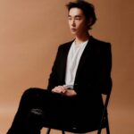Heo Ji-woong Instagram - "무언가를 영영 잃어버려 찾아 헤매고 있는 분들이 계시나요. 어떻게 하면 그걸 잃지 않을 수 있었을까 시간을 되돌려 상상하며 잠을 이루지 못하고 있는 분이 계시나요. 그렇다면, 괜찮다고 말씀드리고 싶습니다. 지금 이 순간, 우리에게 중요한 건 이미 잃어버려 사라진 것이 아니라 마음을 수습하고 다음을 준비하는 일입니다." 257p #최소한의이웃