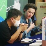 Heo Ji-woong Instagram - 대구 독자 사인회 잘 마치고 돌아왔습니다. 좋은 이야기를 사인과 함께 써달라고 요청하시는 분들이 있습니다. 그럴 때 저는 반드시 지금 어떤 상황인지 물어봅니다. 누구에게나 똑같이 쓸 수 있는 덕담이란 대량으로 찍어낸 매대 위의 부적처럼 언뜻 보기에 그럴싸해보여도 사실 쓸모를 찾을 수 없는 것이기 때문입니다. 대구는 그런 고민들의 결이 확실히 젊고 역동적입니다. 오랜만에 찾았는데 늘 인상깊습니다. 이전 작품들을 모두 챙겨온 분들도 많았습니다. 하나하나의 사연과 이야기들이 동성로의 활기와 함께 가슴에 남았습니다. 고맙습니다. 이번 주말 교보문고 강남점에서 뵙겠습니다. #최소한의이웃