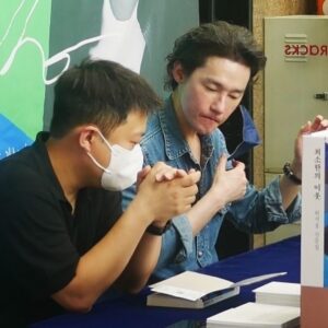 Heo Ji-woong Instagram - <최소한의 이웃> 대구 독자 사인회 잘 마치고 돌아왔습니다. 좋은 이야기를 사인과 함께 써달라고 요청하시는 분들이 있습니다. 그럴 때 저는 반드시 지금 어떤 상황인지 물어봅니다. 누구에게나 똑같이 쓸 수 있는 덕담이란 대량으로 찍어낸 매대 위의 부적처럼 언뜻 보기에 그럴싸해보여도 사실 쓸모를 찾을 수 없는 것이기 때문입니다. 대구는 그런 고민들의 결이 확실히 젊고 역동적입니다. 오랜만에 찾았는데 늘 인상깊습니다. 이전 작품들을 모두 챙겨온 분들도 많았습니다. 하나하나의 사연과 이야기들이 동성로의 활기와 함께 가슴에 남았습니다. 고맙습니다. 이번 주말 교보문고 강남점에서 뵙겠습니다. #최소한의이웃