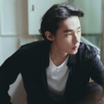 Heo Ji-woong Instagram - “면제라는 단어의 숨은 함의를 되새길 때마다 한국 사회에서 병역이 일종의 징벌로 기능하고 있다고 느낍니다. 큰 성취도, 법을 어길 의지도 없는 그냥 보통 사람이 반드시 감수해야 하는 징벌 말입니다. 원죄 같은 것이겠지요. 그래서 유명인의, 금메달리스트의 군면제 이야기가 거론될 때 생각이 복잡해집니다. 높은 수익과 순위와 메달로 원죄를 탕감한 사람만이 이 징벌에서 자유로울 수 있습니다. 결코 공정하지 않습니다. 애초 이렇게 공정함에 관한 감각이 오염되고 훼손된 건 적절하지 않은 방법으로 병역을 회피하는 사람들 때문입니다. 법을 악용하는 사람들이 군대에 가지 않는 동안 법을 준수하는 사람들이 군대에 가서 빈자리를 채웁니다. 그리고 누구에게도 칭찬받지 않는 일에 삶의 가장 빛나는 시간을 희생합니다. 그렇게 비겁한 방식으로 의무를 외면한 이들이 지금 우리 사회 곳곳에 탄탄하게 자리잡고 있습니다. 병역은 대한민국 군대에서 대단한 걸 배워오기 때문에 중요한 게 아닙니다. 헌법 앞에 모든 이는 동등한 권리와 의무를 갖는다는 원칙 때문에 중요합니다. 원칙이 없으면 우리는 아무것도 아닙니다. 정직하지 않은 면제와 회피가 원천적으로 봉쇄될 때 비로소 공정함에 관한 감각도 회복될 것입니다.” 287p #최소한의이웃