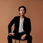 Heo Ji-woong Instagram - "서로에게 맞는 사람이 되기 위해 가끔 우리는 한 번도 해본 적이 없는 일에 친숙해져야 합니다. 그렇다고 내가 좋아하는 걸 포기해야 할 필요는 없습니다. 두 가지가 공존할 수 없다고 생각하는 쪽이 어리석은 거니까요. 사랑은 두 사람의 삶 가운데 하나를 선택하는 게 아니라, 두 사람의 삶만큼 넓어지는 일일 겁니다." 49p #최소한의이웃