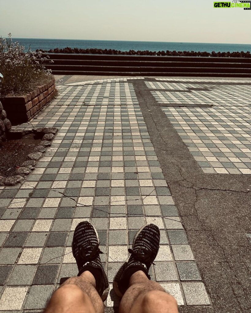 Hideo Nakano Instagram - 海沿いwalking 今日から短パンです 気持ちいい‼️ #instagood #enjoy #walking #yokosuka #happy