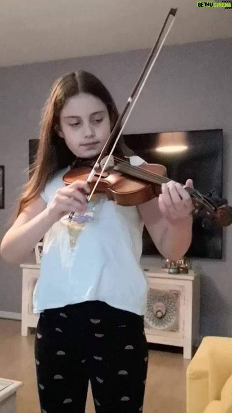 Hilal Saral Instagram - 23 nisan ulusal egemenlik ve çocuk bayramımız kutlu olsun.🎈💥💫